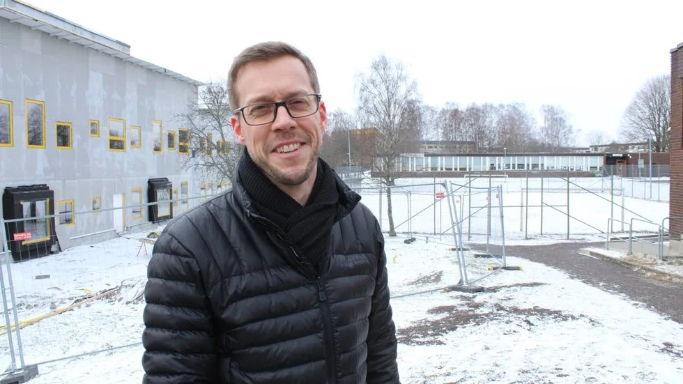 Ny skola. Ektorpsringens rektor Erik Fredriksson, ser fram mot att flytta in i  skolan, till vänster som byggs just nu.