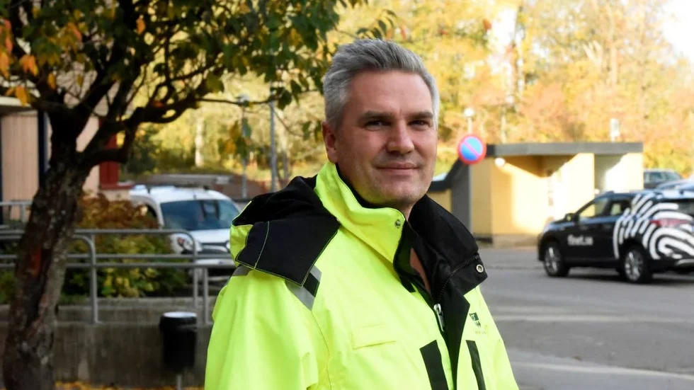 Joakim Joge, trafikingenjör på kommunen, tar just nu krafttag med att ta bort övergivna fordonsvrak från kommunens mark.