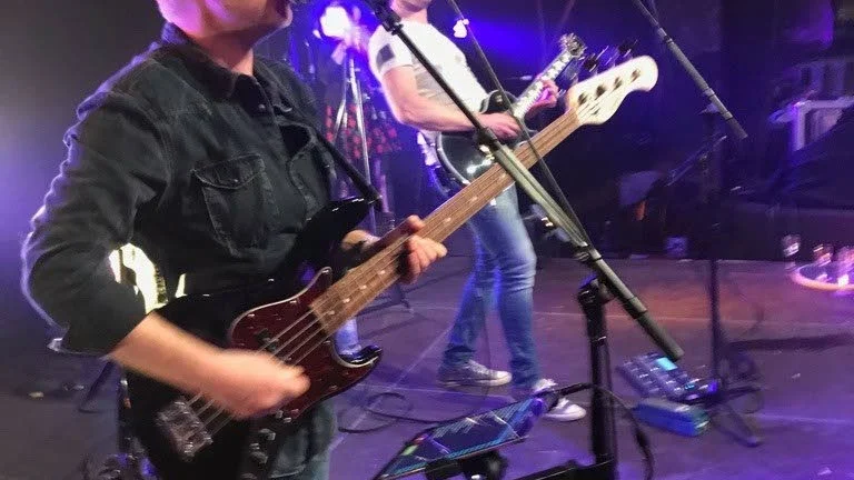 Peter Edwinzon tillsammans med Micke Moberg i coverbandet Alltid På Gång.
