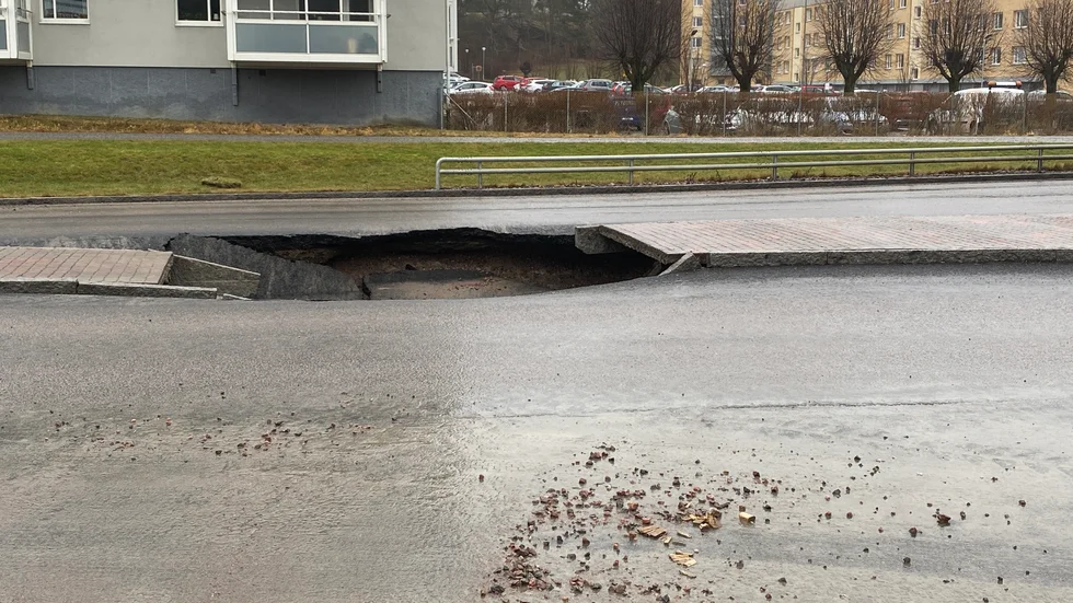 Vägen har kollapsat på den plats där vattenläckan var.