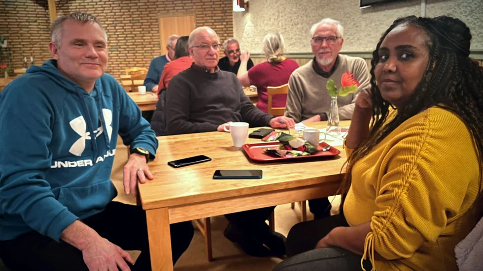 Pastor Patrick Ölund är ansvarig för kyrkans integrationsarbete, för honom ger det en stor inre glädje att se besökarnas utveckling. Här sitter han tillsammans med Muwaffak Alkaisi, Lars Söderholm och Almaz Berhane.