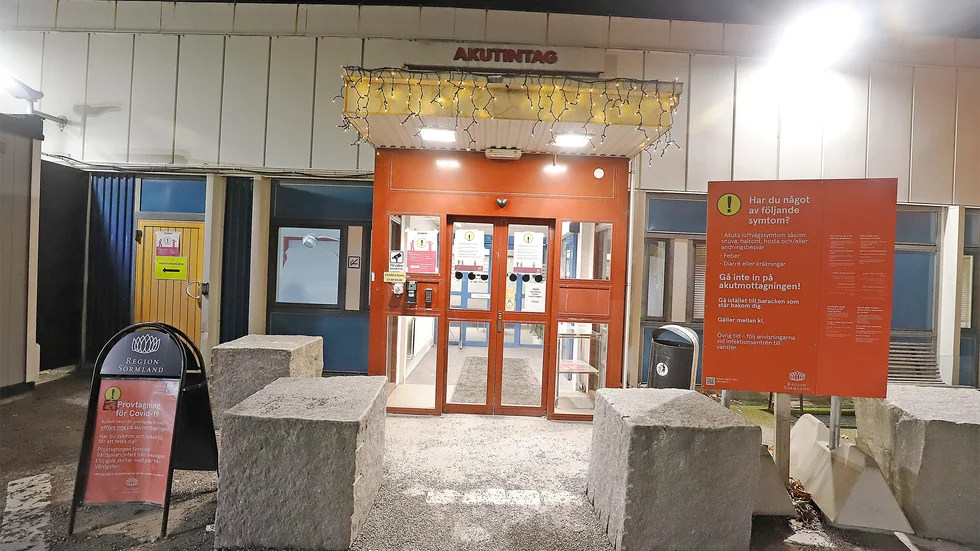 Till akuten på Mälarsjukhuset i Eskilstuna kom den äldre njursjuka mannen med sepsis. Men fick vänta i tre timmar på hjälp med sitt livshotande tillstånd.