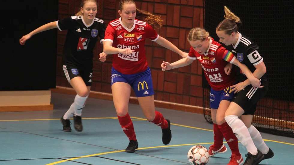 Boren, här Isa Lindman och Agnes Andersson mot Skärblacka i lördags, fick en riktig nattiné i seriefinalen i futsalettan. Det blev försenat mot Ljungsbro i Campushallen Ebbepark i Linköping. Oavgjort betyder troligen att Boren missar RFL-kval.