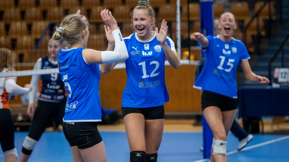 Tessa Browne gratuleras efter poäng i sin hemmadebut.