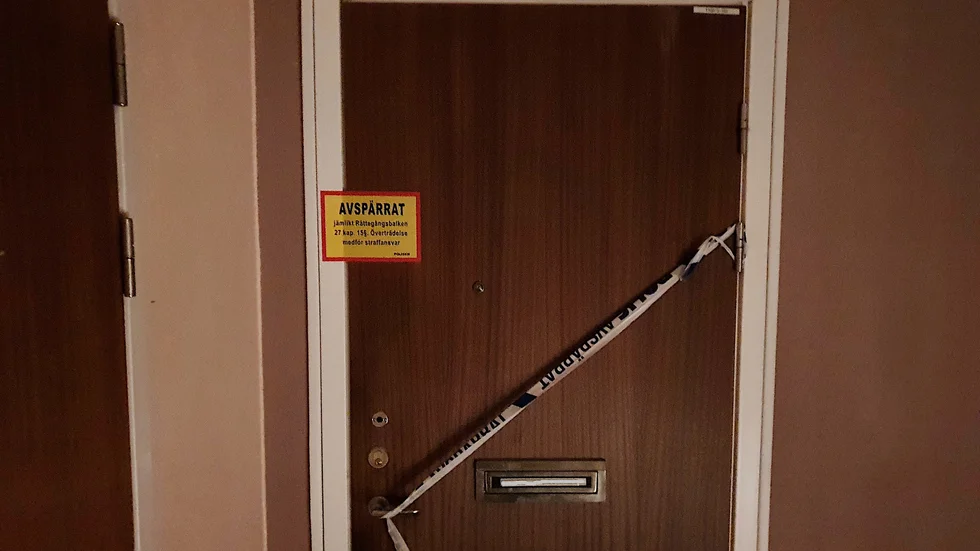 I den här lägenheten i vimmerby påträffades mannen död av en besökare på måndagseftermiddagen. Polisen inledde senare en utredning om mord. När den tekniska undersökningen var klar spärrades lägenheten av.
