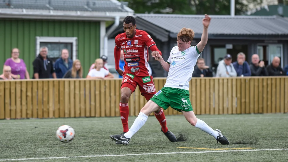 Bollkamp. Hjalmar Ekström stod för en stabil insats i Moröförsvaret men fick slita hårt mot Piteås kvicke ytter Kraig Rochester. Foto: Susanne Löfholm.