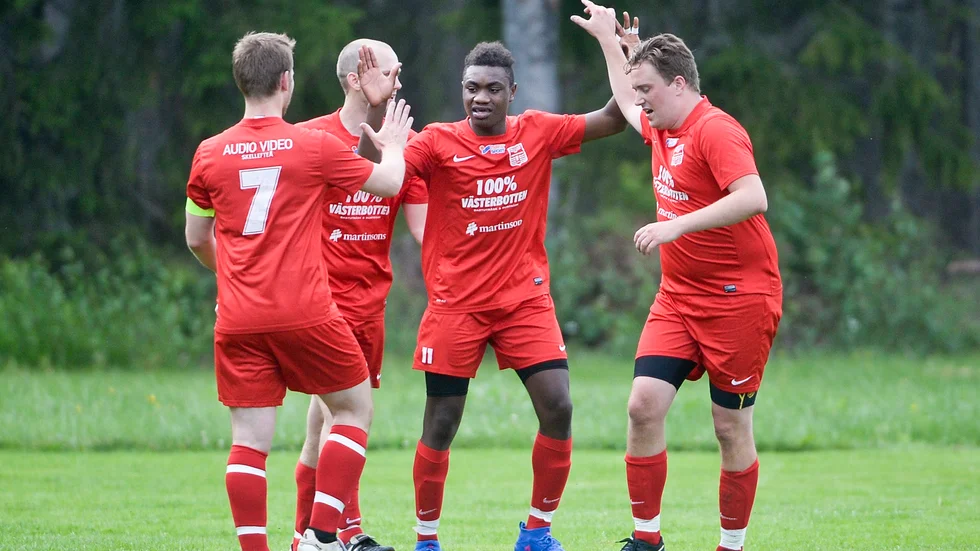 Matchhjälten. Renbergsvattnets Shabani  Esengo jublar efter ett av sina två mål tillsammans med lagkamraterna Finn Sjöström och David Olofsson. Foto: Carina Kvist.