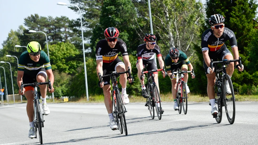 Spurtsegrare. Henrik Blom, längst ut till höger i bild, tog hem spurten efter 90 avverkade kilometer. Foto: Carina Kvist.