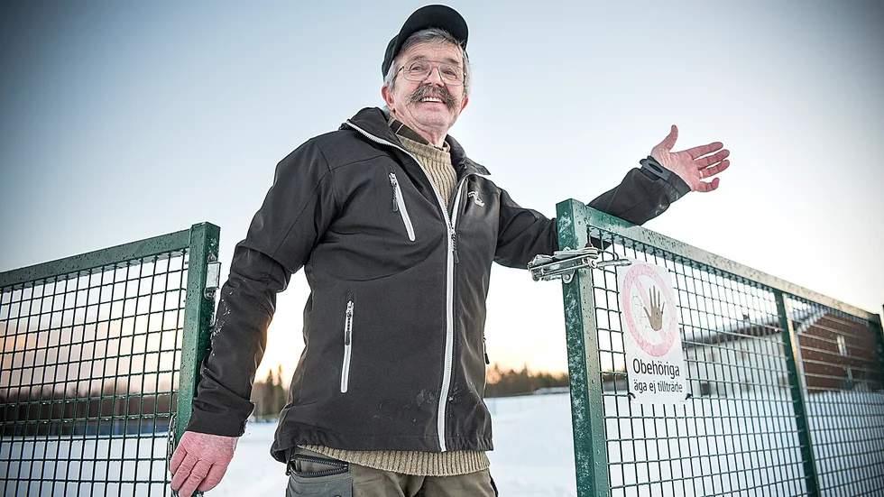 Glad. Nu lämnar Sture Sundqvist, 75 år, över Gullringshus gamla kontorshus till föreningslivet i Byske. Foto: Lars Eriksson.