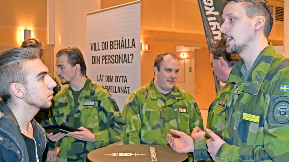 Soldatyrket lockar. Mikael Schofeld är artillerisoldat. Här informerar han Fredrik Dahlberg Röhr hur det är att arbeta inom försvarsmakten.