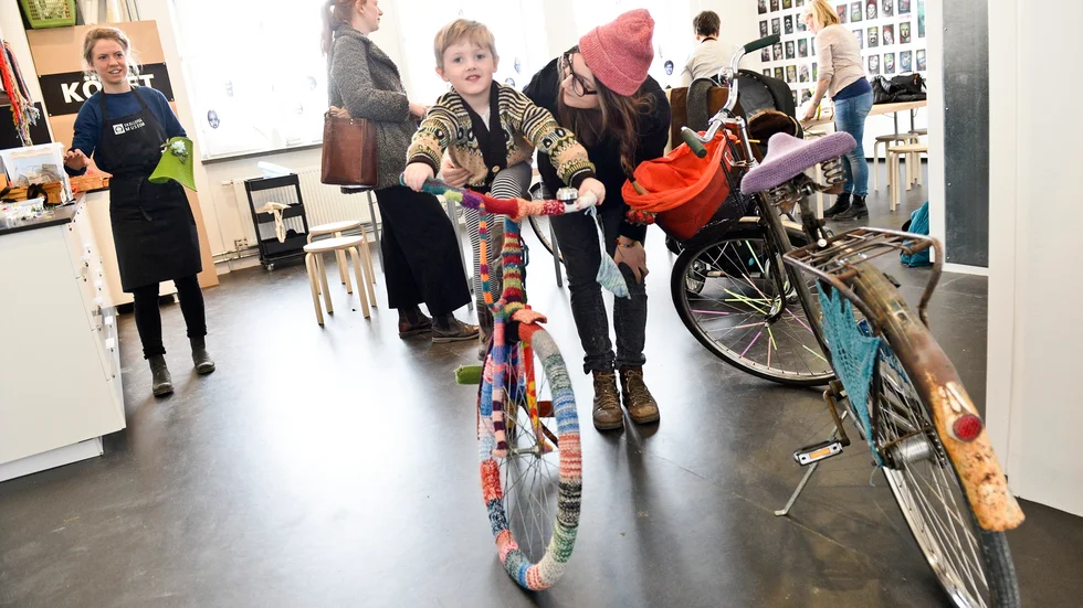 Glad. 4-årige Gusten Maya trivdes bland de färgglada cyklarna. Här tillsammans med sin mamma Astrid Maya. Foto: Carina Kvist.