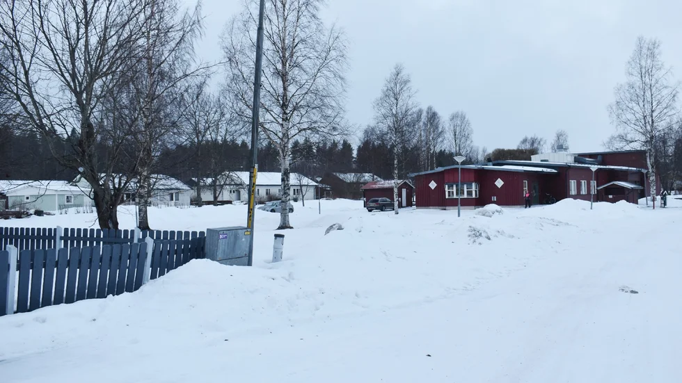 Platsen. Den röda byggnaden är Sunnanå kyrka, och på den öppna ytan hitåt är det nya huset tänkt att stå. Foto: Yvonne Rönngren.