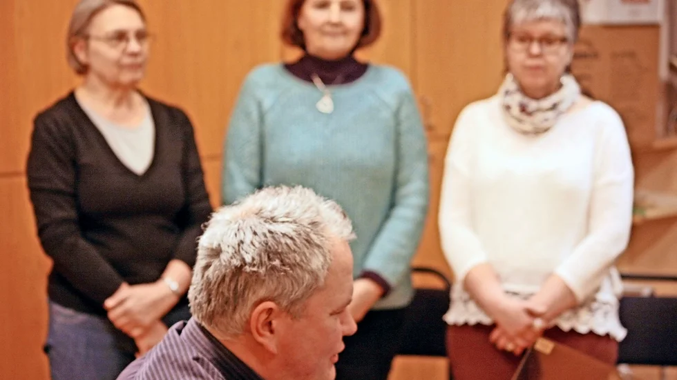 Övar. Annika Renström , Sonja Hedlund och Malin Lindgren lär sig att sjunga i kör under ledning av musikern Mikael Jacobsson. Foto: unknown.