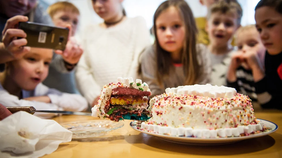 Regnbåge. Tårtans fyra lager har färgats med olika karamellfärger. Mellan bottnarna ligger mosade jordgubbar, hallonmousse och choklad. Foto: Thea Holmqvist.