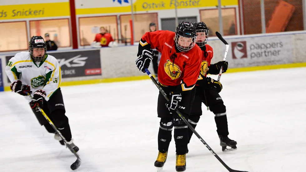 Spännande match. Duktige Hampus Löfholm, i Lejons U14-lag, var med och spelade 4–4 i en jämn match mot Björklöven. Foto: Carina Kvist.
