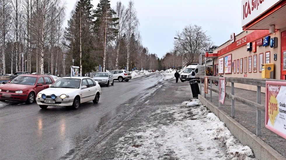 Trångt. Kunder struntar i parkeringen och ställer sig på trottoaren. Detta försvårar möten på vägen och in- och utpassering i butiken. Foto: Ramo Holmbom.
