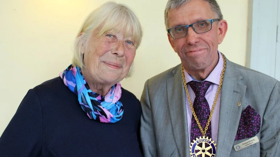Presidentbyte. Ett år har gått och Inga-Lill Östlund överlämnar ansvaret som president till Thomas Kihlberg på Rotary i Söderköping.