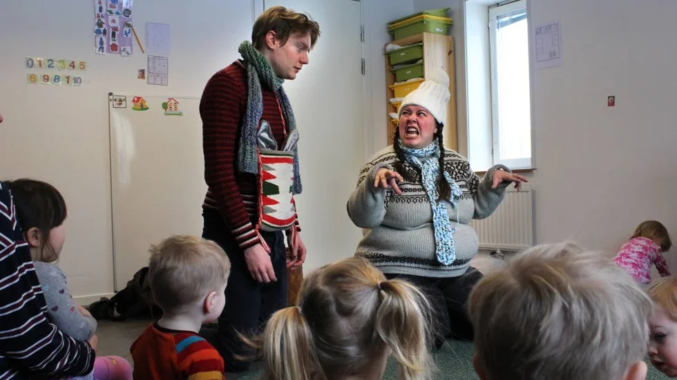 Tomtenissar. Malin Sjöström och Jonas Blom Bokne i Teater Röd spelar tomtenissar. Barnen har visat hur en arg tomtenisse gör.