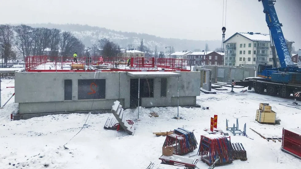 Vinterbygge. Nyligen kunde stommarna till den nya hyreshusen vid Vikingavallen börja resas.