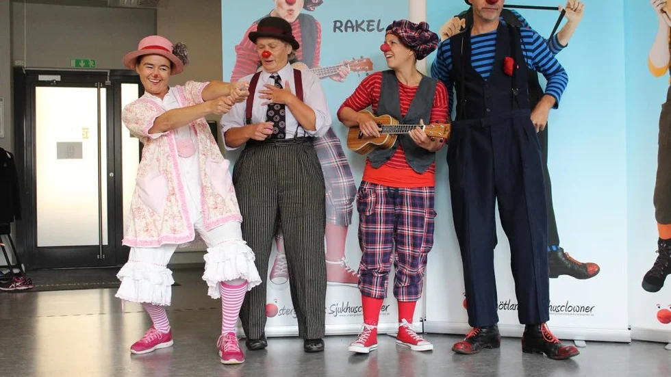 Clownen Rosa smäller av ett festligt ljud under sjukhusclownernas festliga invigning av sin nya app.