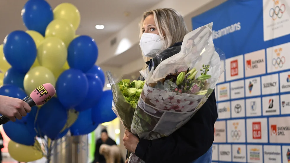 Skidåkaren Frida Karlsson under en pressträff med OS-medaljörer vid en försenad hemkomst till Arlanda och Sverige.