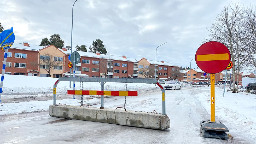 Havsörnsgatan blir enkelriktad hela våren för gatuarbeten för det nya stadsbusslinjenätet. Men nu har byggstarten försenats och den enkelriktning som infördes i måndags tas bor till byggstarten i vecka 10.