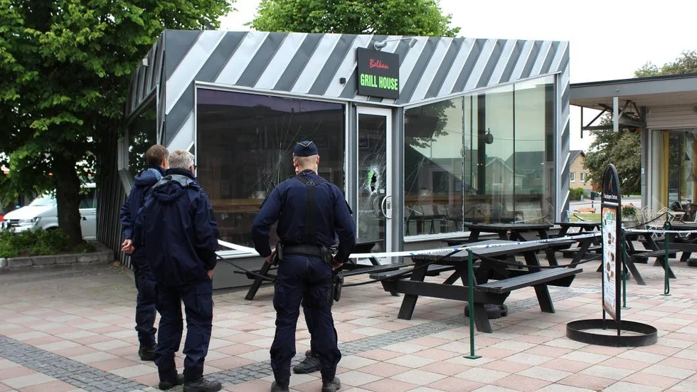 Polisens tekniker i samtal med vaktande polis innan teknisk undersökning.