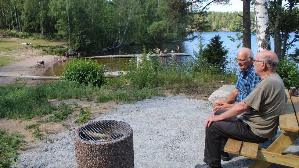 


Per Nilsson och Bert Kindåker från Rejmyre Byalag vid den nya grillplatsen vid den upprustade badplatsen Bastfallet, vid sjön Hunn.



