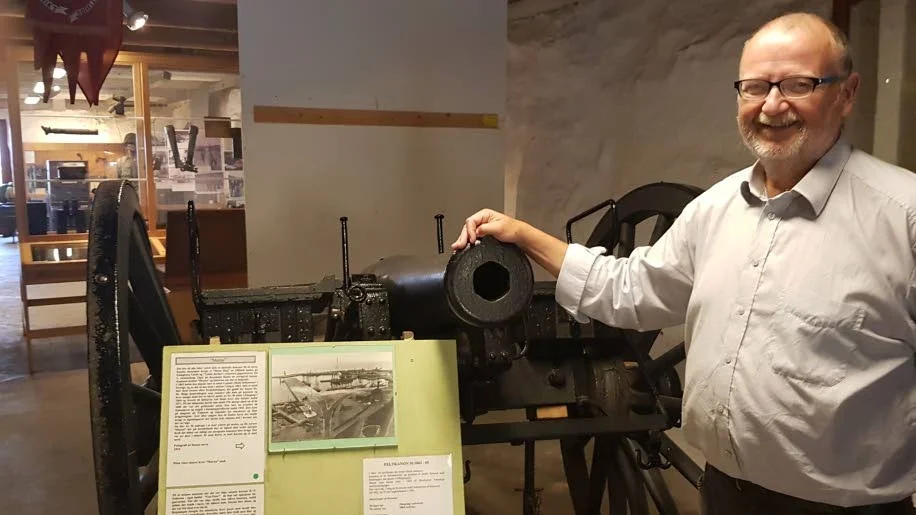 


Ole Fassen från Bornholms Försvarsmuseum framför Finspångskanonen "Marna".



