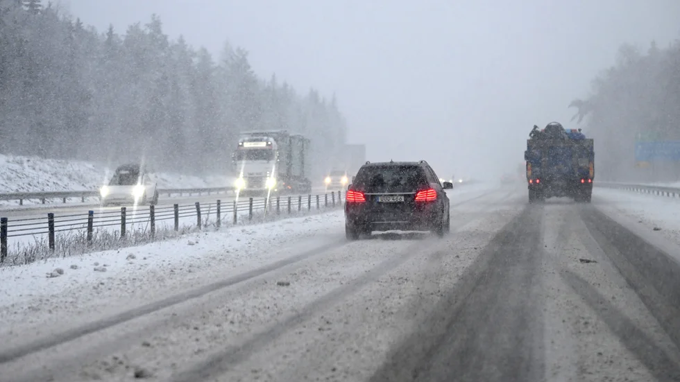 Snö och hårda vindar drabbar hela Sydsverige under måndagen. Bilden togs på E18 utanför Enköping på förmiddagen. 