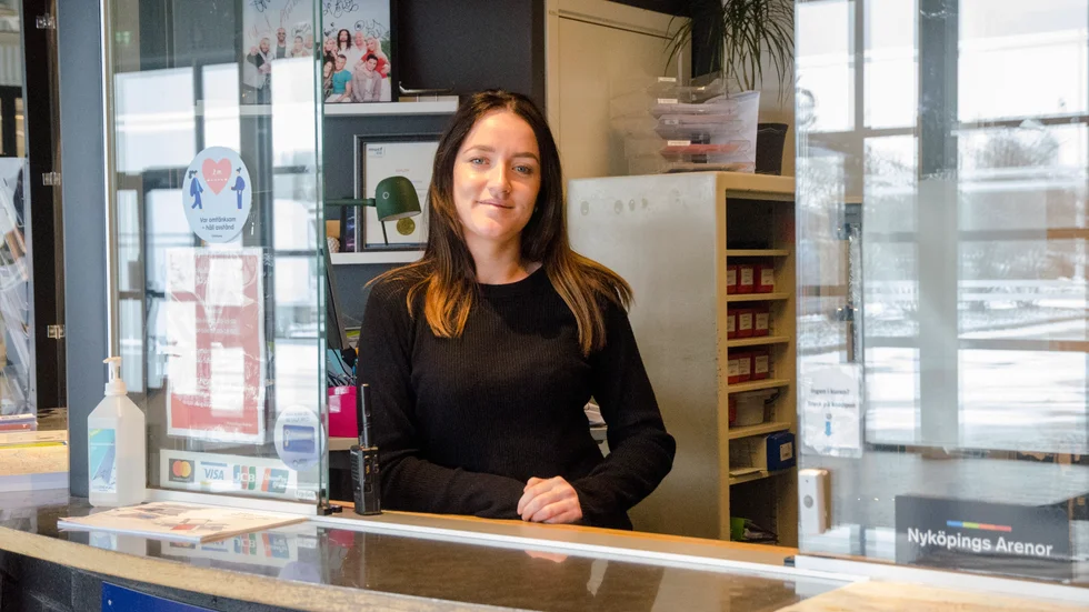 Lisa Blomqvist jobbar som värd vid servicecentret på Rosvalla.