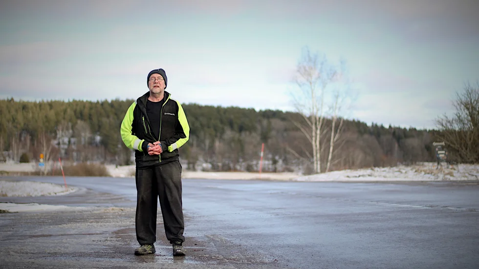 "Det har varit blankis på vägen i vinter. Det är dålig standard, inte på vägytan i sig men på skötseln av den", säger Dan Olsson om väg 135. 