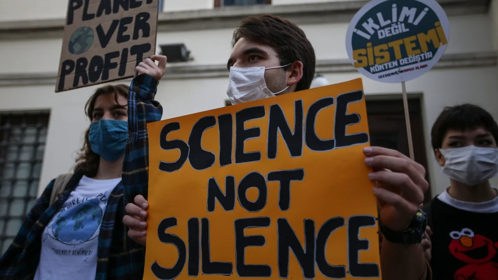 "Science not silence", står det på skylten som en demonstrant håller i under en demonstration som hölls i Istanbul i Turkiet i november förra året.