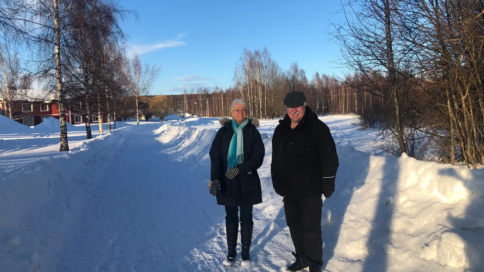 Inga-Maj Larsson och Leif Edström från Rosviks byautvecklingsförening gläds över beskedet att Pitebos ansökan om att få bygga fyravåningshus i Rosvik har fått tummen upp av kommunen. Det tänka området ligger intill befintliga hyreshus i närheten av byns centrum.