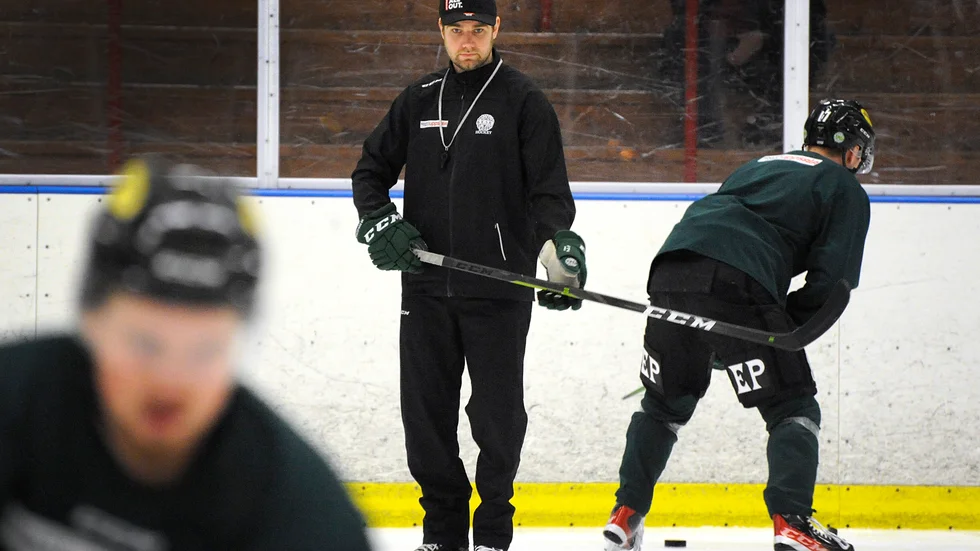 Anton Virtanen blir kvar i en tränarroll i ESK:s hockeyettan-trupp. "Kärnan i truppen finns där. Vi behöver behålla den. Jag tror och hoppas att det blir så, det känns bra efter de här första samtalen", säger han.