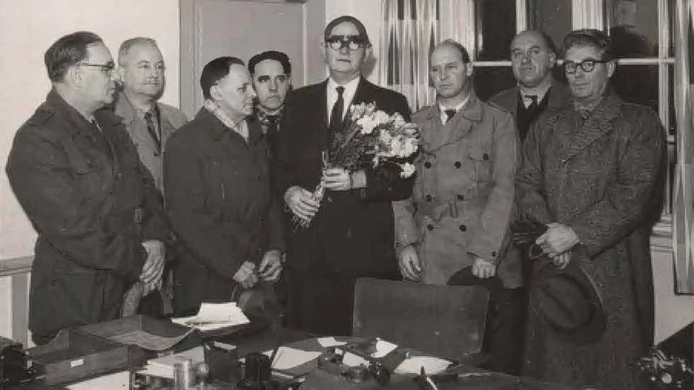 


Eric Larson avtackas på sin sista arbetsdag på Svenska Metallverken i Finspång 1957, av sina närmaste medarbetare.



