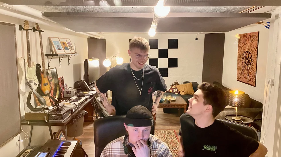 Hiphopgruppen Periferi från Strängnäs/Eskilstuna har byggt en studio i centrala Strängnäs. Där hänger de all ledig tid och skapar musik. På bilden ses Felix Roos, Christoffer Loqvist Brun och Jonathan Kalinsky. Periferis fjärde medlem Elias Kyhlberg saknas.