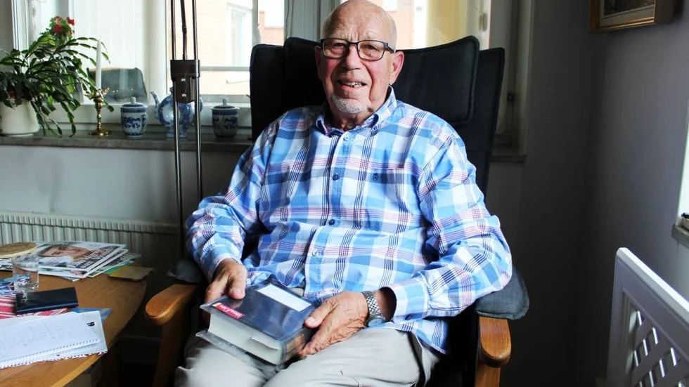 


Numera ägnar Göran Rendahl en stor del av sin lediga tid åt läsning. Men minnena från den yrkesverksamma tiden som rektor lever kvar.




