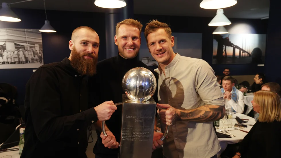 Malmö FF:s Jo Inge Berget, Ola Toivonen och Johan Dahlin med Lennart Johanssons pokal på SM-guldfesten.