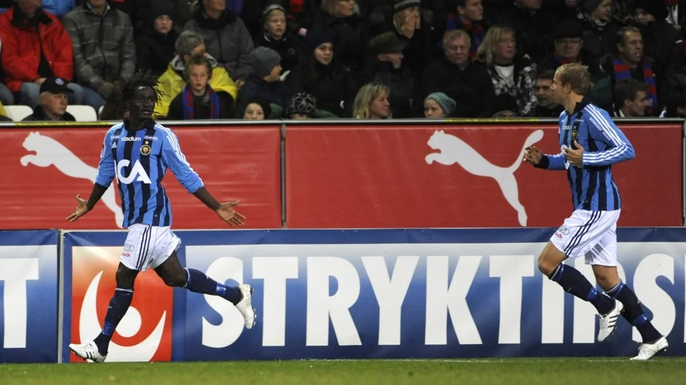 Yosif Ayuba, som här jublade med Skelleftesonen Petter Gustafsson under sin tid i Djurgården, ska nu provträna med Skellefteå FF. Arkivbild: Scanpix