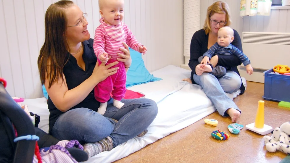 Sara Holmström med dottern Milja, 6 månader, och Moa Fjellström med sonen Adrian, 9 månader, passar på att besöka församlingshemmet. Foto: Lennart Enkvist
