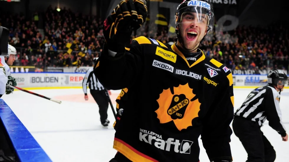 Johan Alm gläds över att snart vara tillbaka i spel. Foto: Robert Granström/TT.