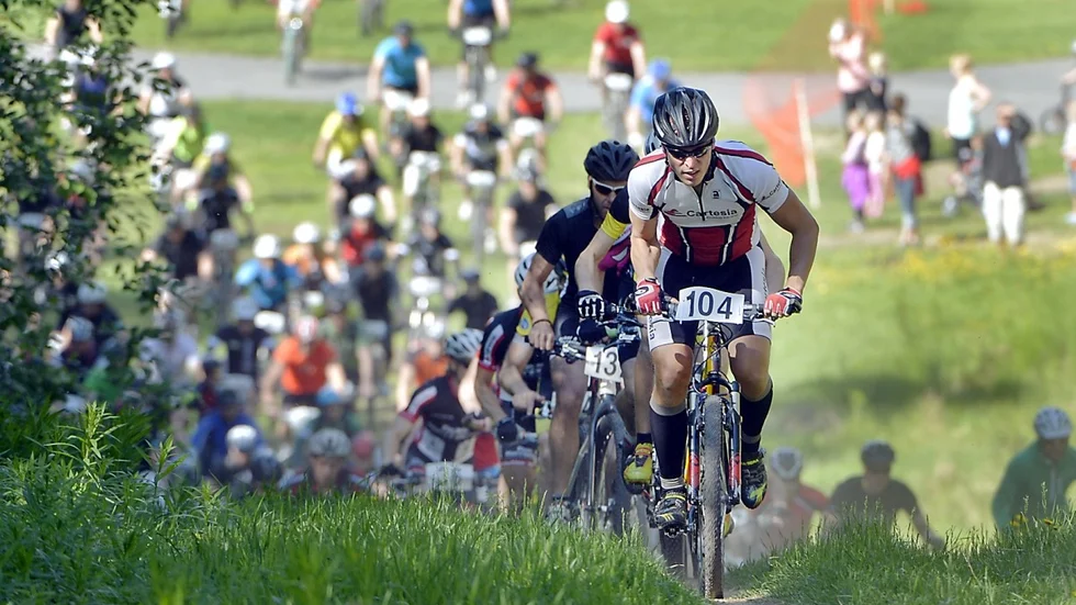 Starten i 50 km klassen har just gått. I första uppförsbacken har Jens Wissting Team Cartesia tagit ledningen. Foto: Ulf Johansson.
