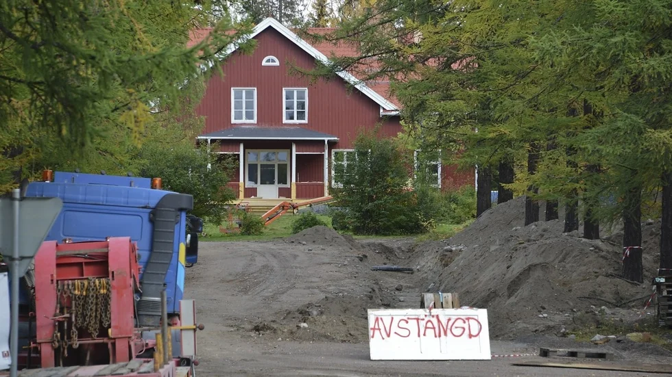 Arbetsmiljöverket misstänker att arbetsmiljöbrott har begåtts i samband med arbetet att förvandla jägmästarbostäderna i kvarteret Skogen till exklusivt eventhotell. Ärendet har därför överlämnats till miljöåklagare. Foto: GÖRAN WESTERLUND