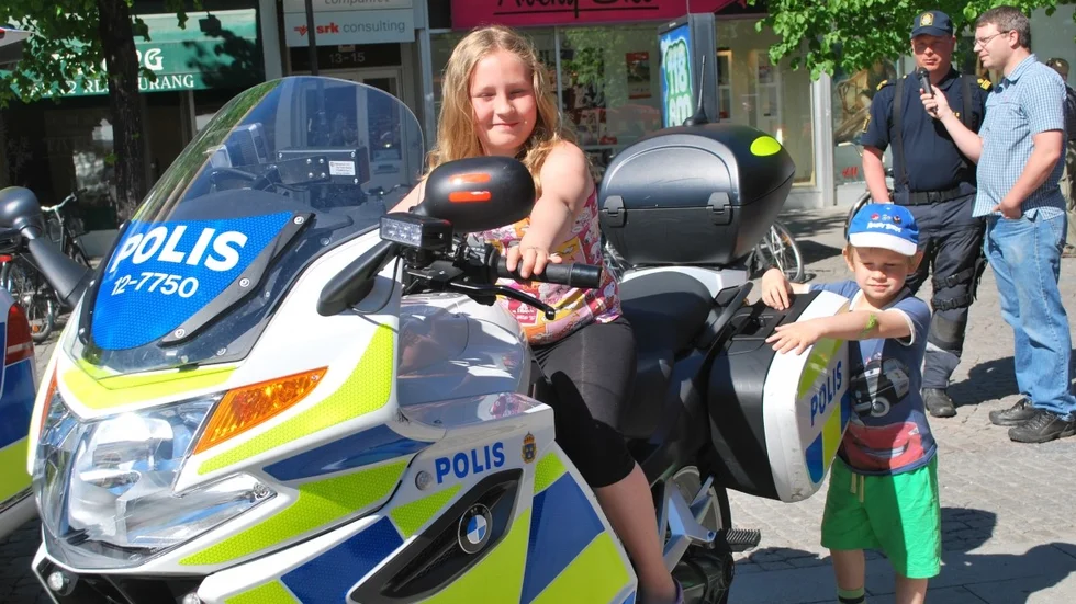 Moa Falkman, Skellefteå, 10 år, tyckte att polismotorcykeln var cool. (Foto: Yvonne Rönngren)