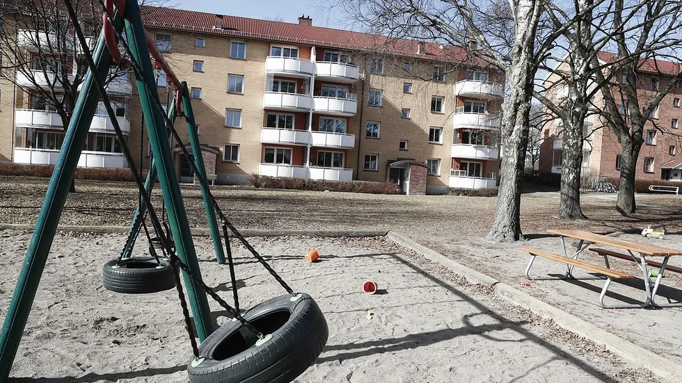 Barnet träffades i bakhuvudet och ska genast ha tappat kontrollen över sina armar och ben.