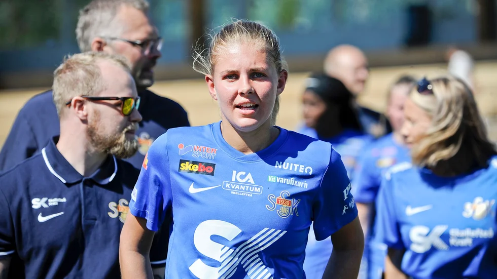 Sofia Lindmark vände hem till Sunnanå SK under säsongen 2023, och nu är mittfältaren klar för en fortsättning.