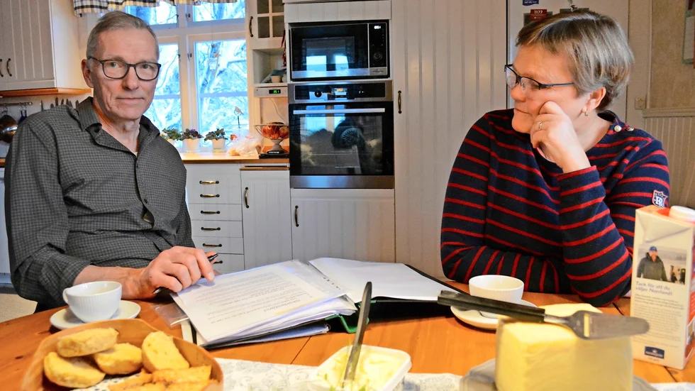 Elektrisk utrustning förstördes när Kurt-Åke och Marie Holmqvist fick in överspänning i eluttagen. Det blev starten på en utdragen process för att få ersättning. 