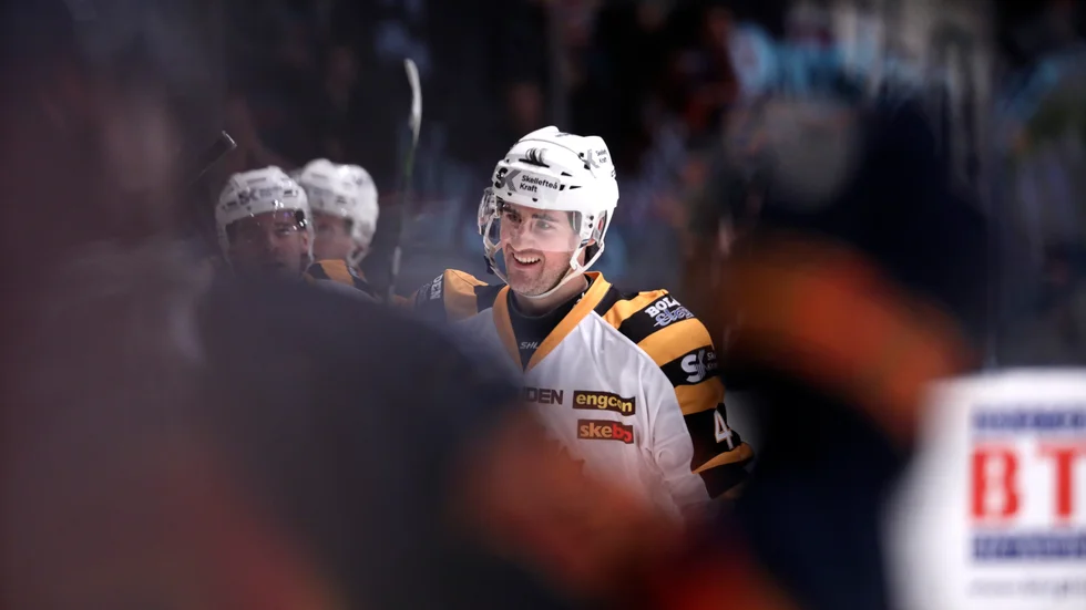 Bud Holloway älskar Skellefteå och han är också omtyckt av staden och klubben. Men frågan är om AIK vill driva på Holloway som en toppspelare även nästa säsong?