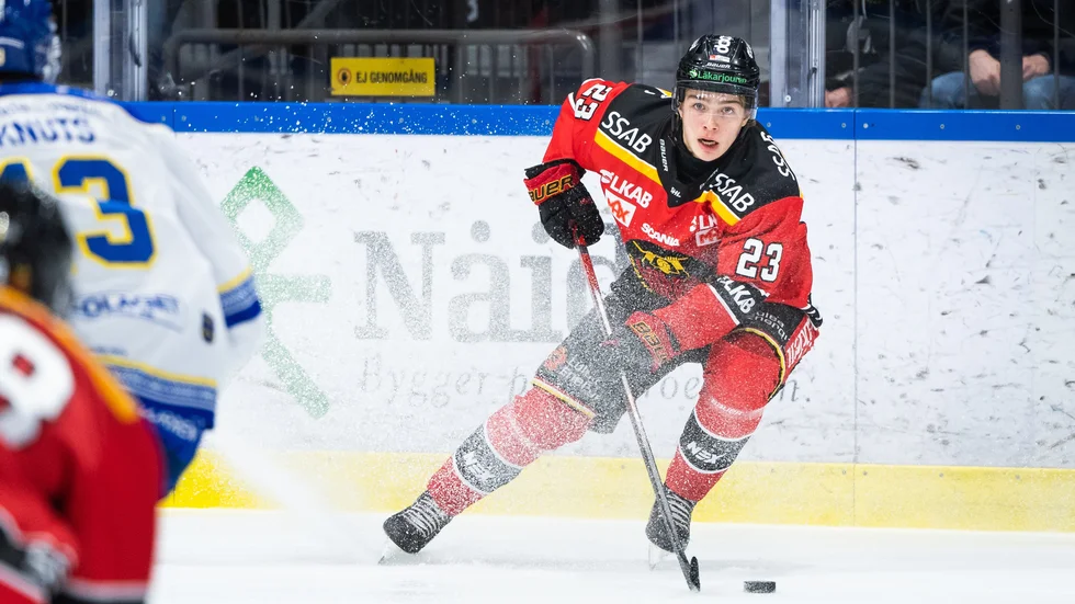"Jag måste fortsätta bevisa mig. Precis som alla andra. Konkurrensen är hård och gör man inte tillräckligt bra så får man inte spela", säger Olli Nikupeteri.